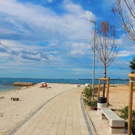 Charming Flat With Shared Pool * Peroj