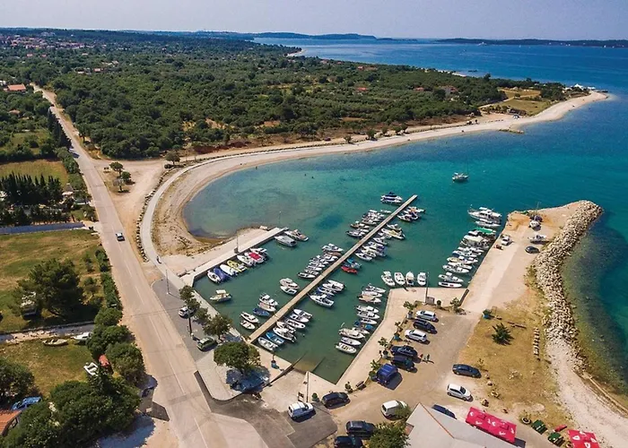 Charming Flat With Shared Pool Peroj