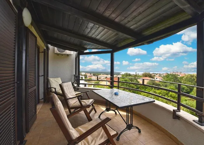 Apartman Charming Flat With Shared Pool Peroj