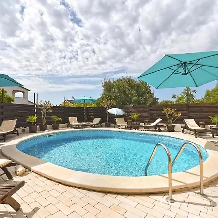 Charming Flat With Shared Pool Lägenhet