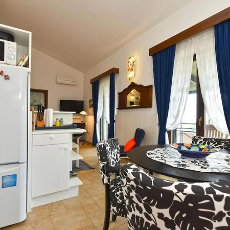 Charming Flat With Shared Pool Peroj