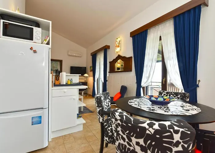 Charming Flat With Shared Pool Peroj